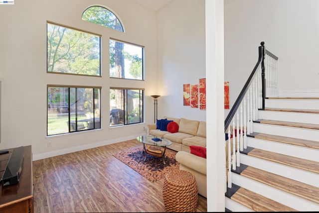 4903 Stoneridge Ct, Oakland, CA 94605