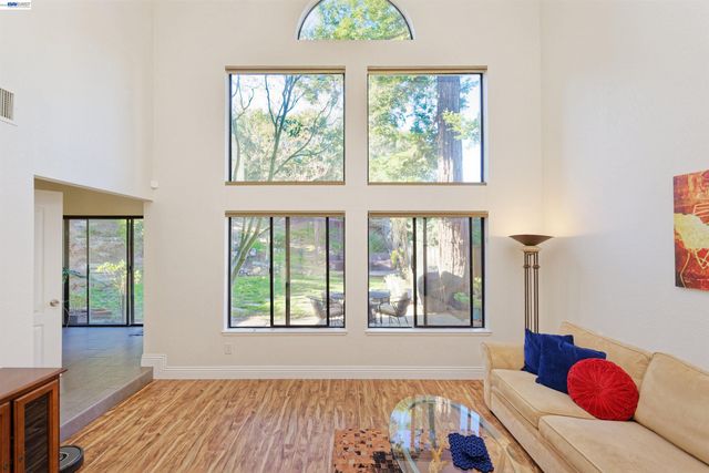 4903 Stoneridge Ct, Oakland, CA 94605