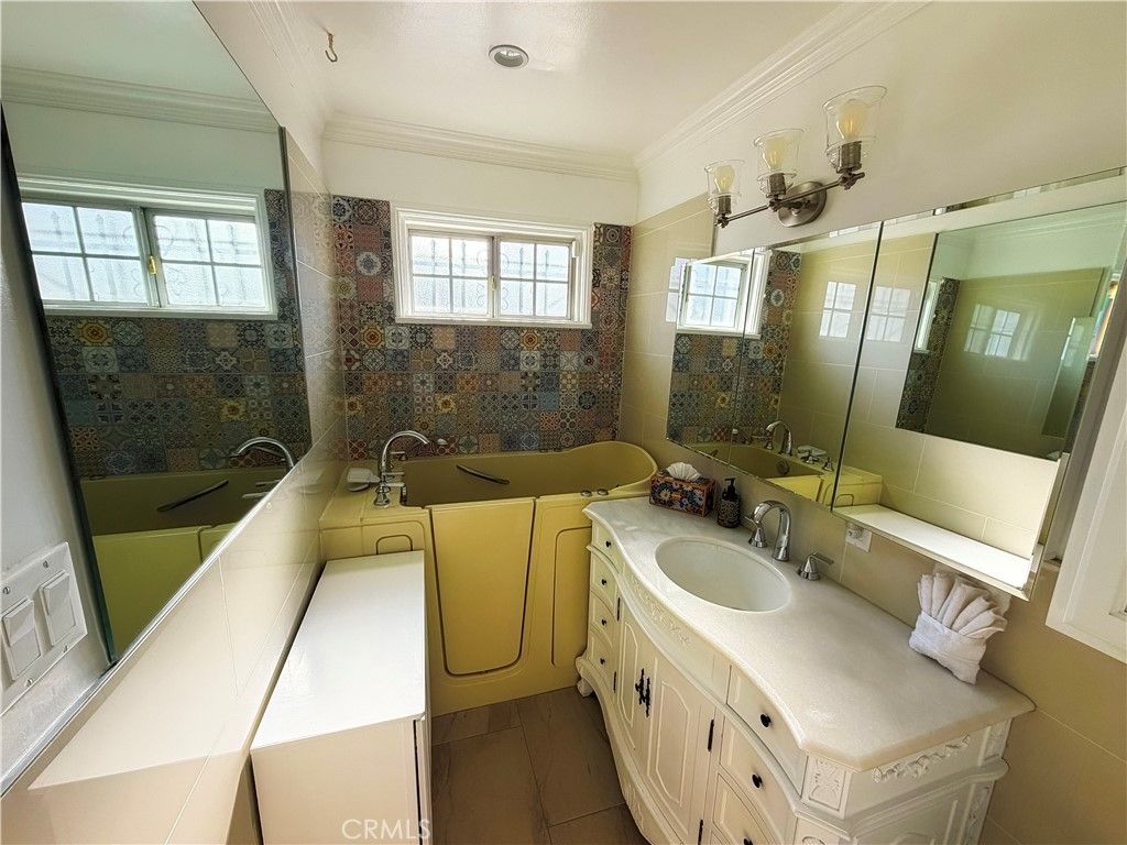Image 6 of property listing at 1709 W 111th, Los Angeles, CA 90047