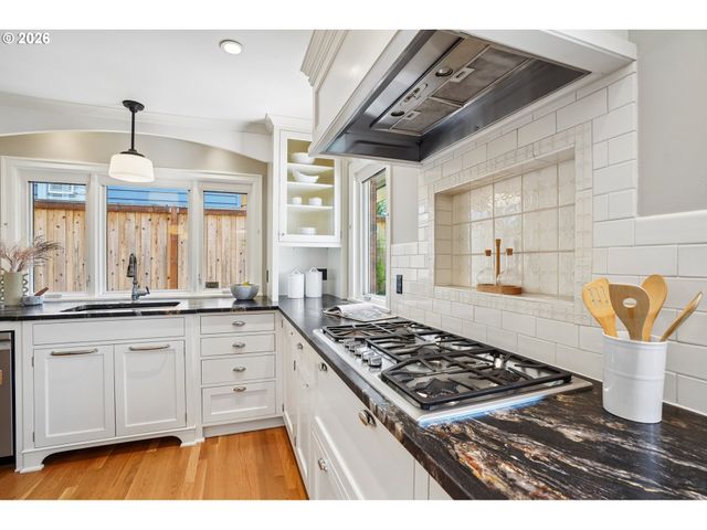 6607 Se REED COLLEGE Pl, Portland, OR 97202