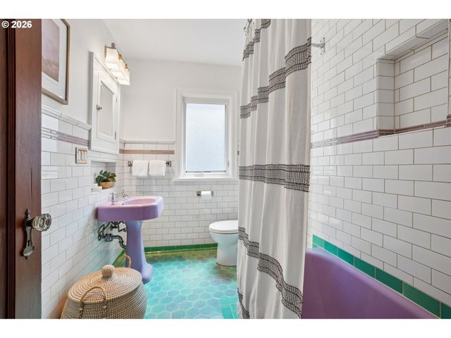 6607 Se REED COLLEGE Pl, Portland, OR 97202