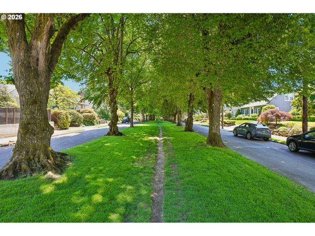 6607 Se REED COLLEGE Pl, Portland, OR 97202