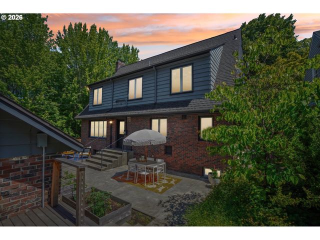 6607 Se REED COLLEGE Pl, Portland, OR 97202
