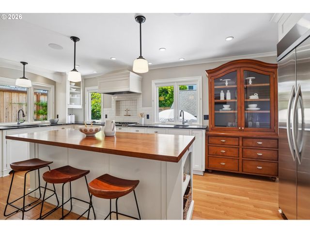 6607 Se REED COLLEGE Pl, Portland, OR 97202