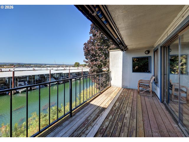 616 N TOMAHAWK ISLAND Dr, Portland, OR 97217