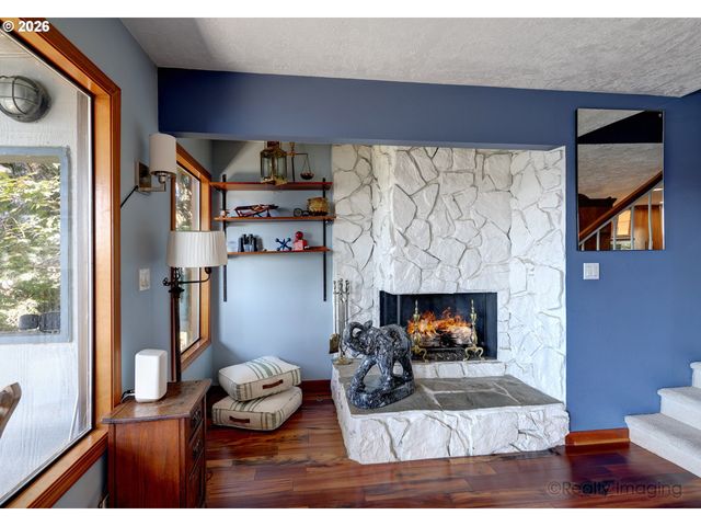 616 N TOMAHAWK ISLAND Dr, Portland, OR 97217