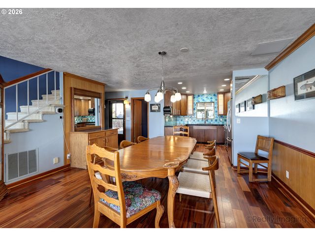 616 N TOMAHAWK ISLAND Dr, Portland, OR 97217