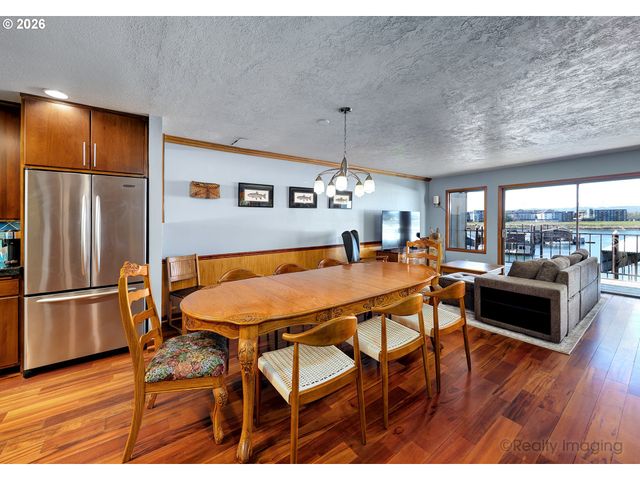 616 N TOMAHAWK ISLAND Dr, Portland, OR 97217