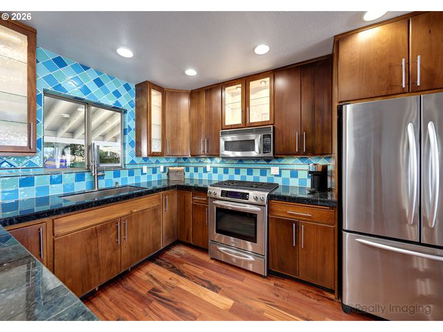 616 N TOMAHAWK ISLAND Dr, Portland, OR 97217