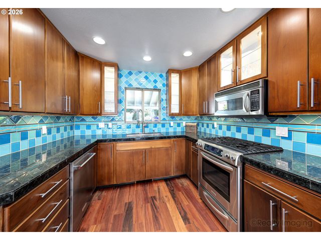 616 N TOMAHAWK ISLAND Dr, Portland, OR 97217