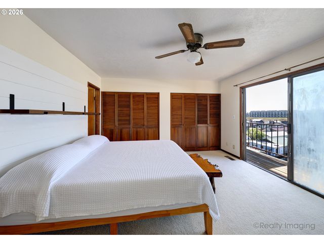 616 N TOMAHAWK ISLAND Dr, Portland, OR 97217