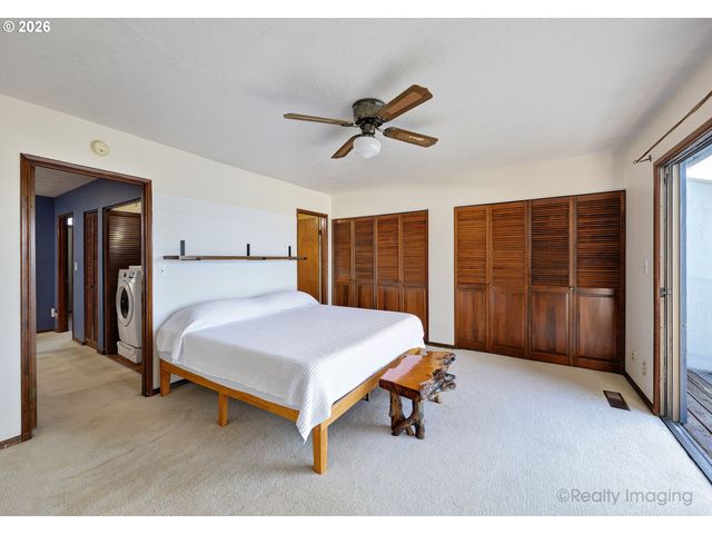 616 N TOMAHAWK ISLAND Dr, Portland, OR 97217