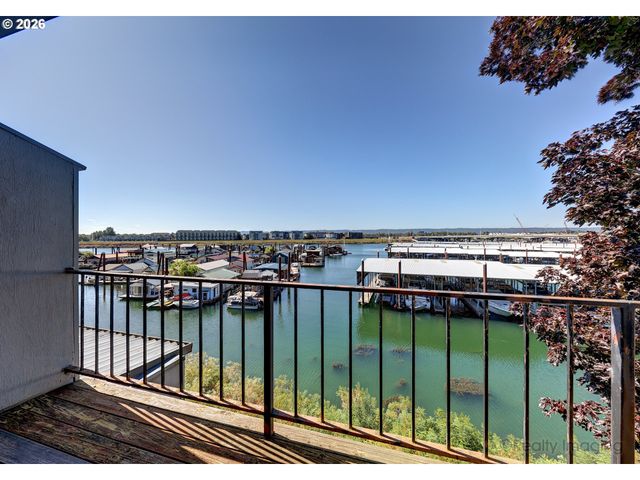 616 N TOMAHAWK ISLAND Dr, Portland, OR 97217