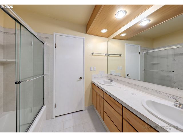 616 N TOMAHAWK ISLAND Dr, Portland, OR 97217
