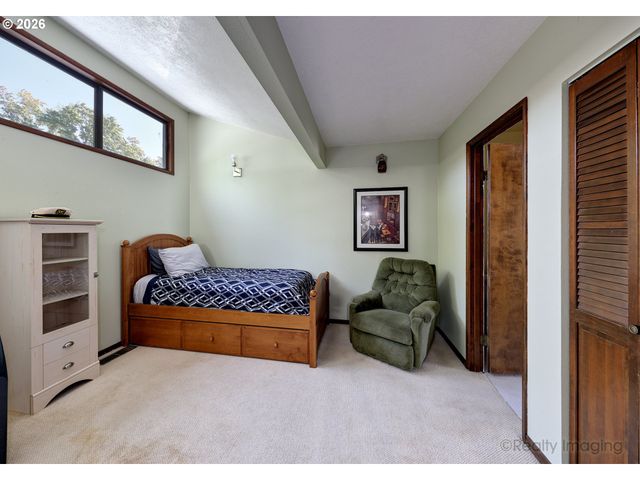 616 N TOMAHAWK ISLAND Dr, Portland, OR 97217