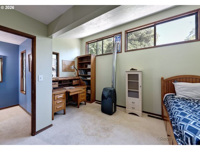 616 N TOMAHAWK ISLAND Dr, Portland, OR 97217