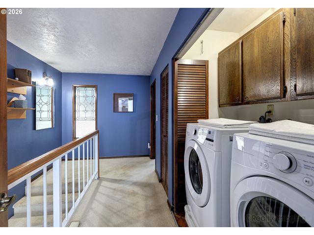 616 N TOMAHAWK ISLAND Dr, Portland, OR 97217