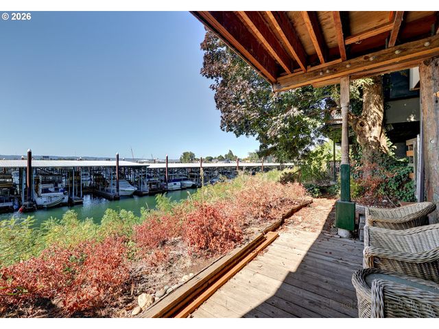 616 N TOMAHAWK ISLAND Dr, Portland, OR 97217