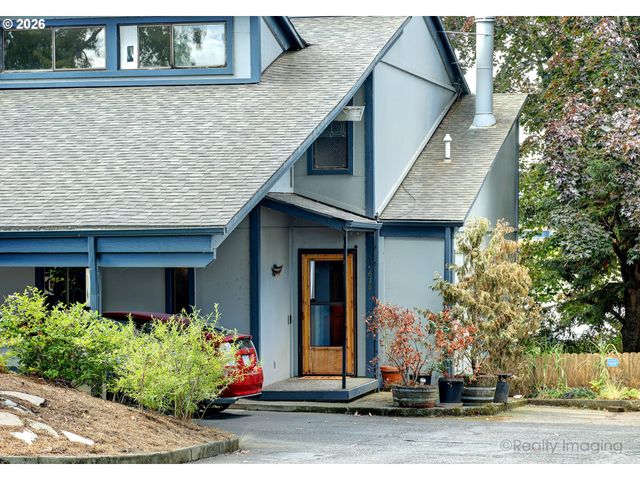616 N TOMAHAWK ISLAND Dr, Portland, OR 97217