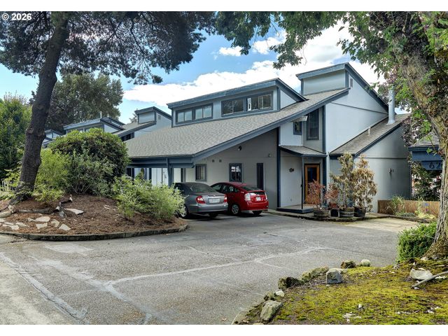 616 N TOMAHAWK ISLAND Dr, Portland, OR 97217