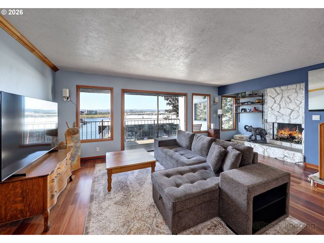 616 N TOMAHAWK ISLAND Dr, Portland, OR 97217