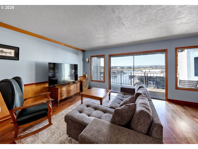 616 N TOMAHAWK ISLAND Dr, Portland, OR 97217