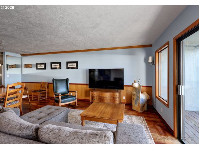 616 N TOMAHAWK ISLAND Dr, Portland, OR 97217