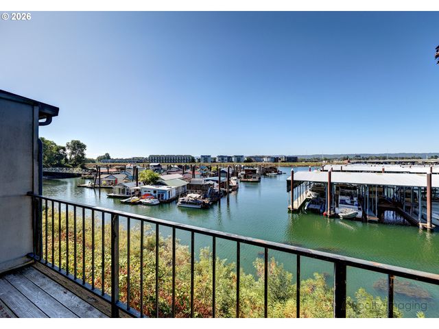 616 N TOMAHAWK ISLAND Dr, Portland, OR 97217