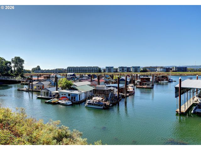 616 N TOMAHAWK ISLAND Dr, Portland, OR 97217