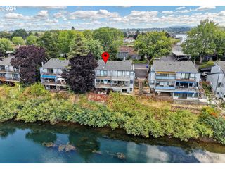 616 N TOMAHAWK ISLAND Dr, Portland, OR 97217