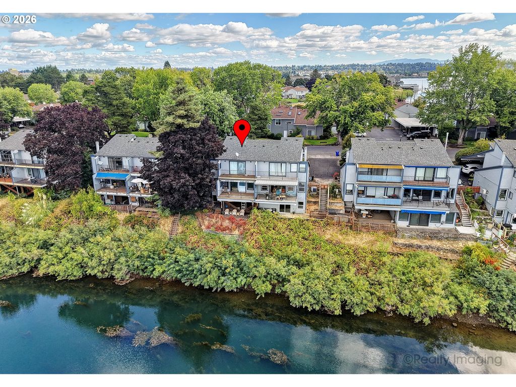 616 N TOMAHAWK ISLAND Dr, Portland, OR 97217