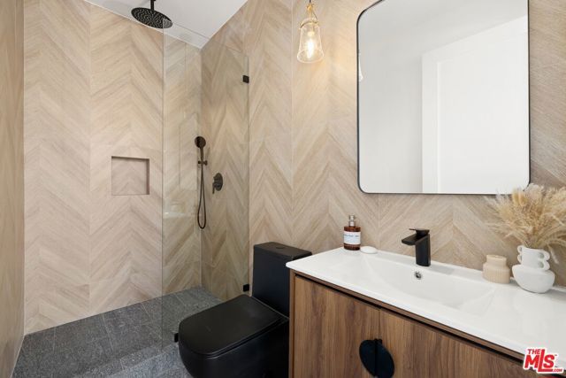 1707 S Stanley Avenue, Los Angeles, CA 90019