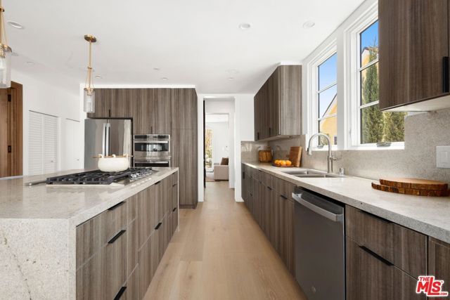 1707 S Stanley Avenue, Los Angeles, CA 90019