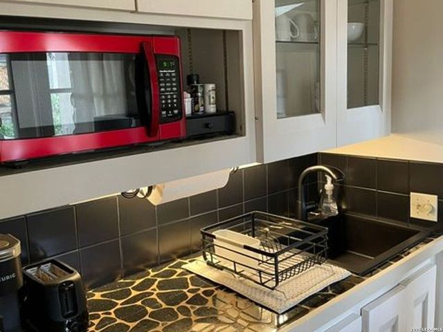 134 W SUMMIT AVENUE A, San Antonio, TX 78212