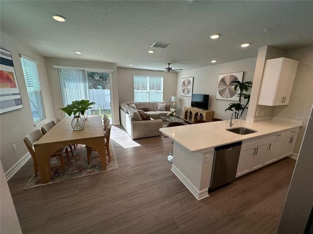 1019 E CAROLINE STREET, Tavares, FL 32778