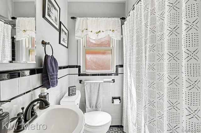 311 Pioneer Drive, Pontiac, MI 48341