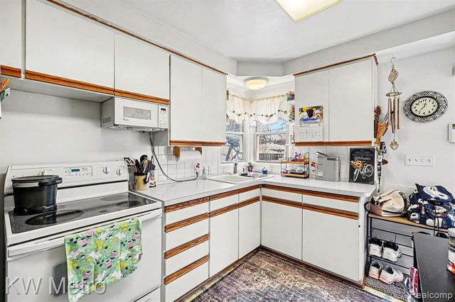 311 Pioneer Drive, Pontiac, MI 48341