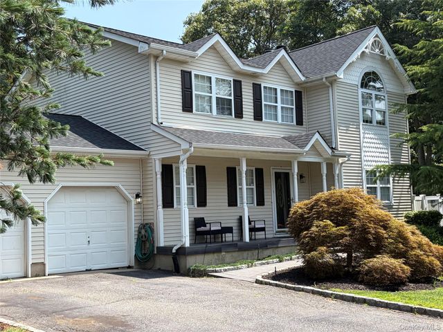 108 Michaels Way, Holbrook, NY 11741