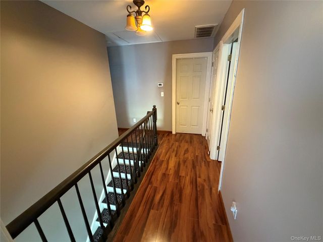 108 Michaels Way, Holbrook, NY 11741