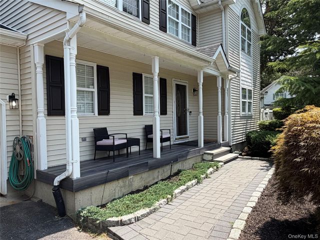 108 Michaels Way, Holbrook, NY 11741