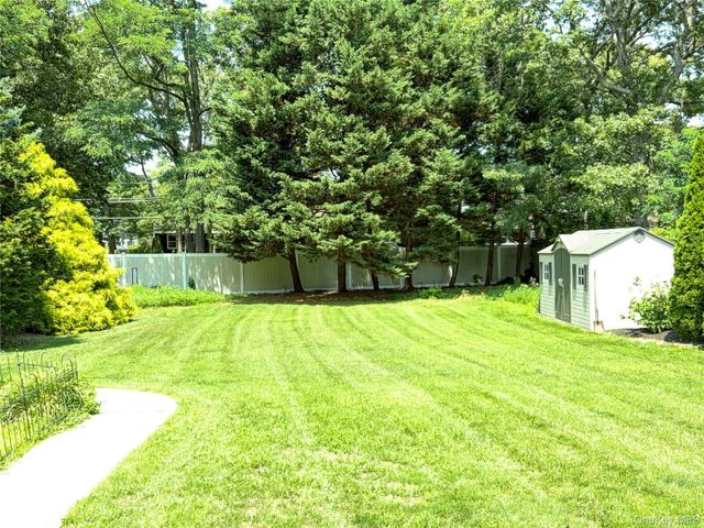 108 Michaels Way, Holbrook, NY 11741