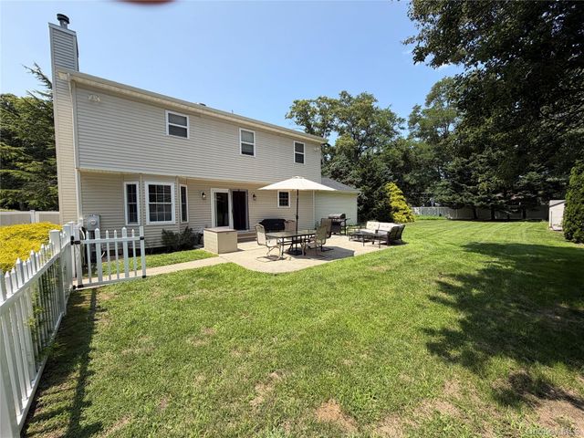 108 Michaels Way, Holbrook, NY 11741
