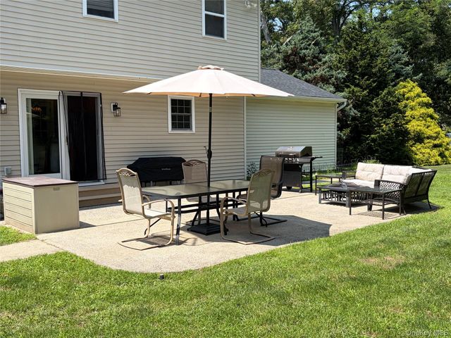 108 Michaels Way, Holbrook, NY 11741