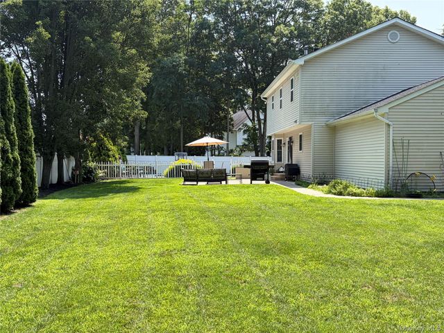 108 Michaels Way, Holbrook, NY 11741