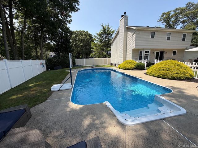108 Michaels Way, Holbrook, NY 11741