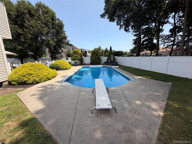 108 Michaels Way, Holbrook, NY 11741