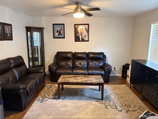 108 Michaels Way, Holbrook, NY 11741