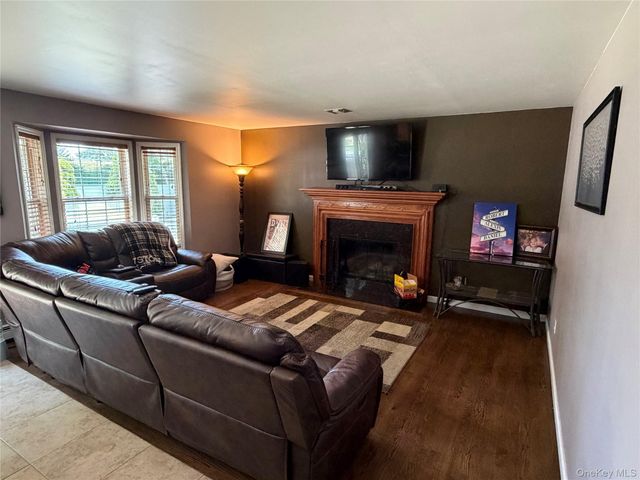 108 Michaels Way, Holbrook, NY 11741