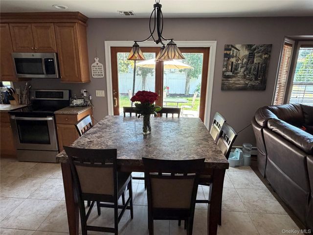 108 Michaels Way, Holbrook, NY 11741