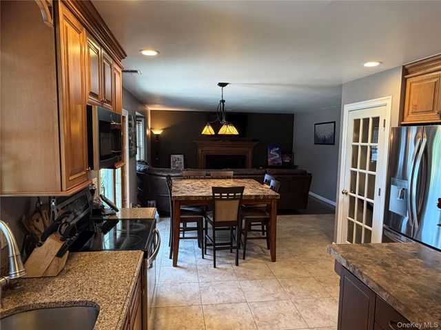 108 Michaels Way, Holbrook, NY 11741